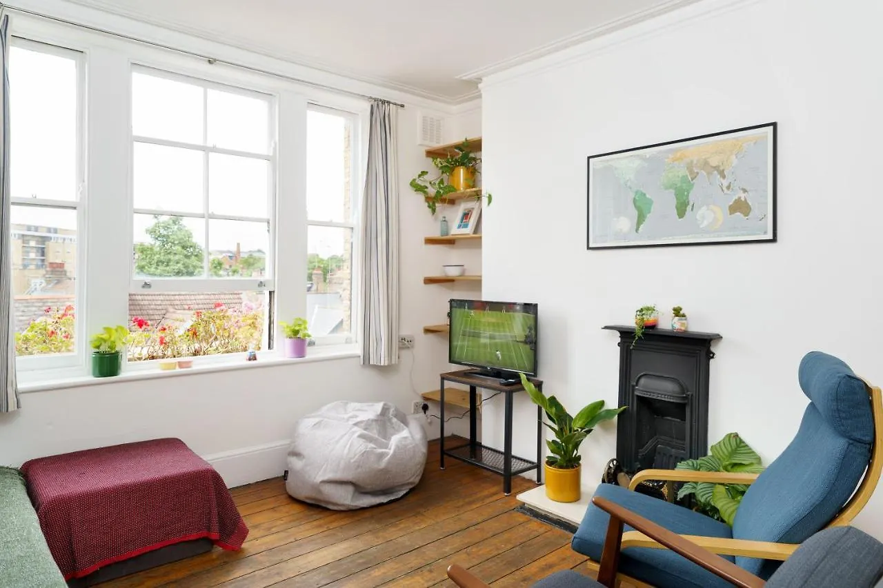 Appartement 50 Meters To The Metro à Londres